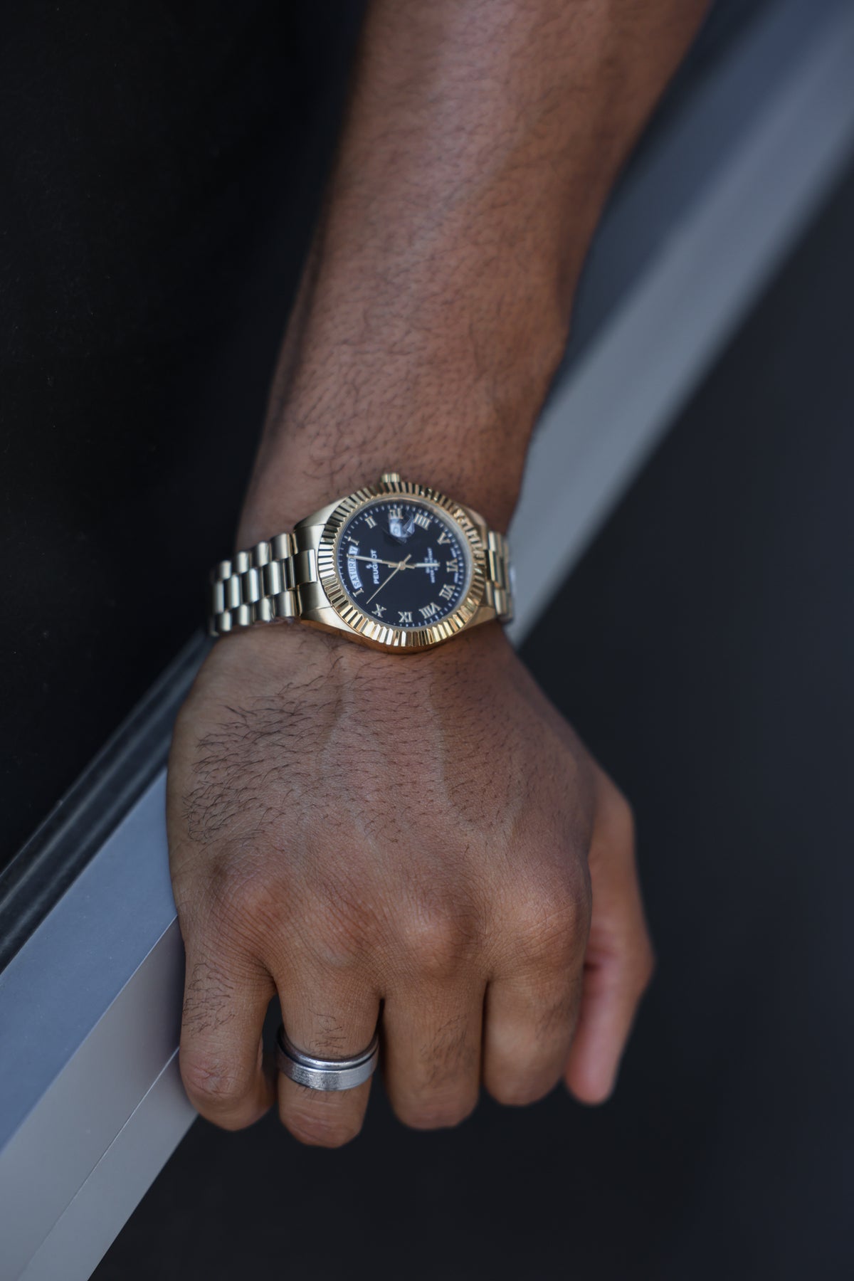 Men's 40mm Black Face Fluted Bezel Gold Bracelet Watch