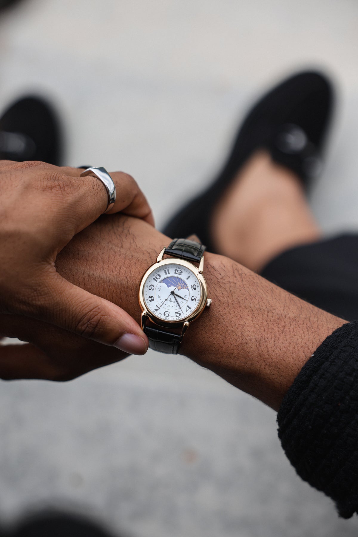 Men's 40mm Vintage White Dial Sun Moon Black Leather Strap Watch
