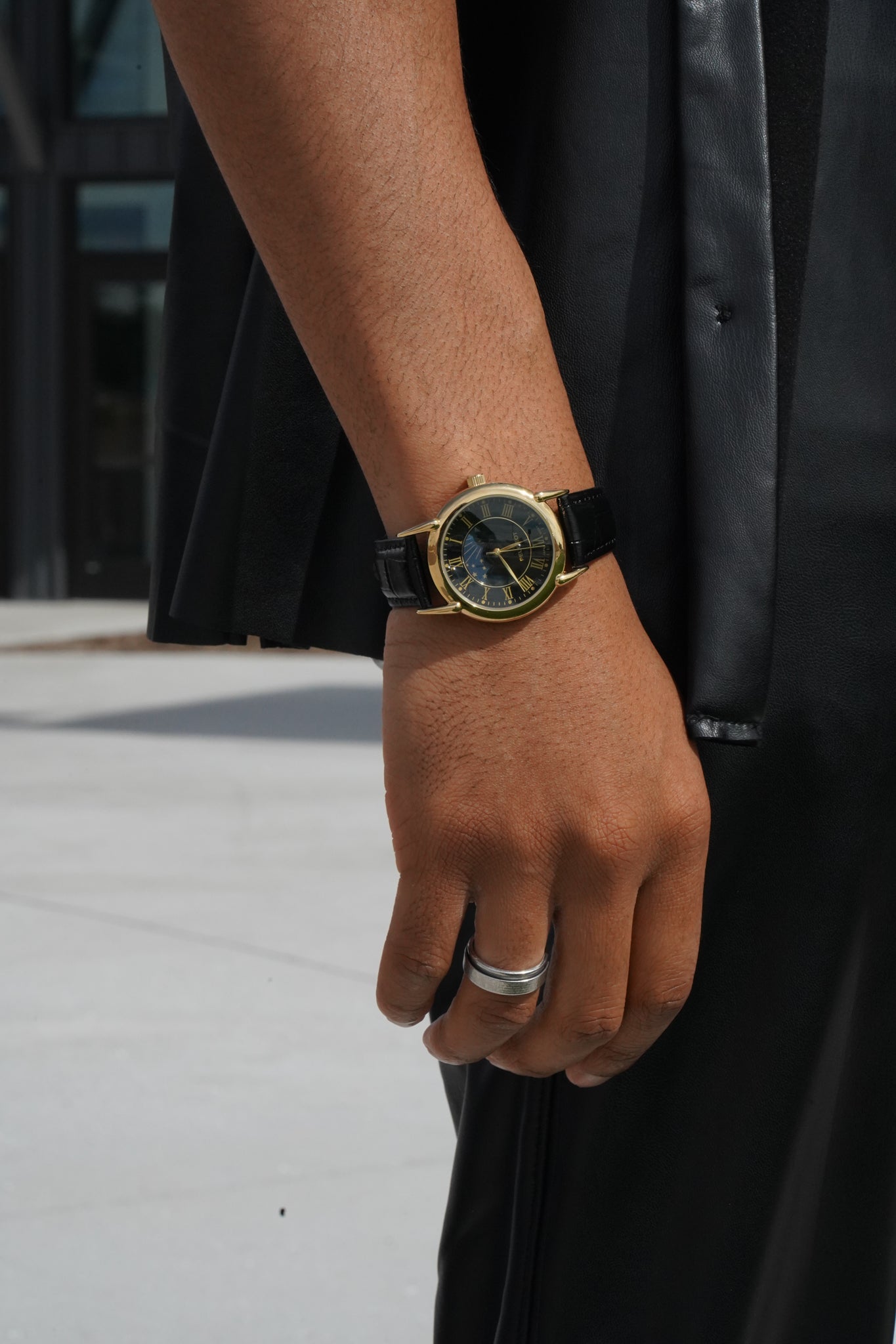 Men's 40mm Vintage Black Dial Sun Moon Black Leather Strap Watch