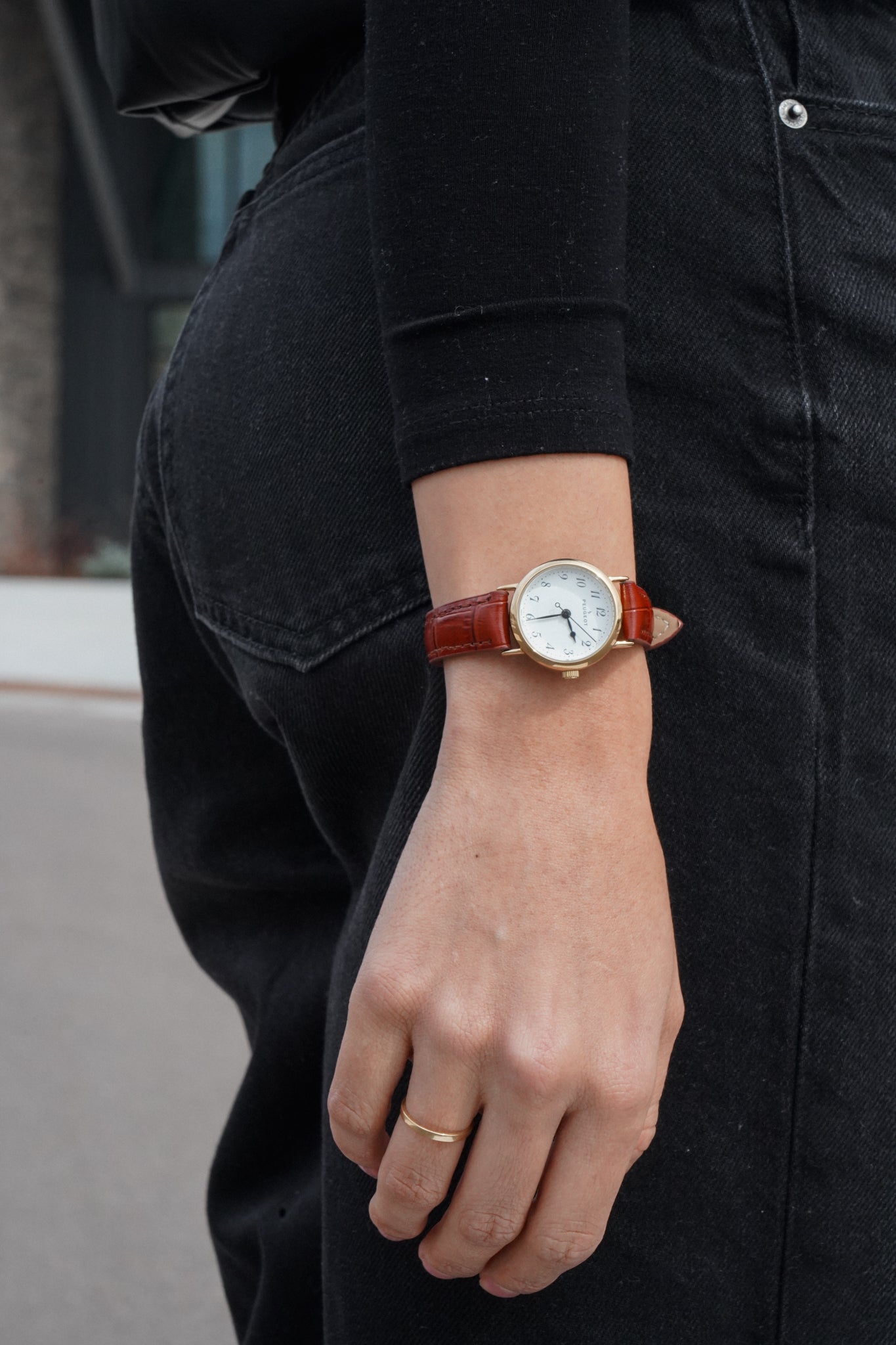 Womens Small Face Easy Read Minimalist Brown Leather Strap Watch