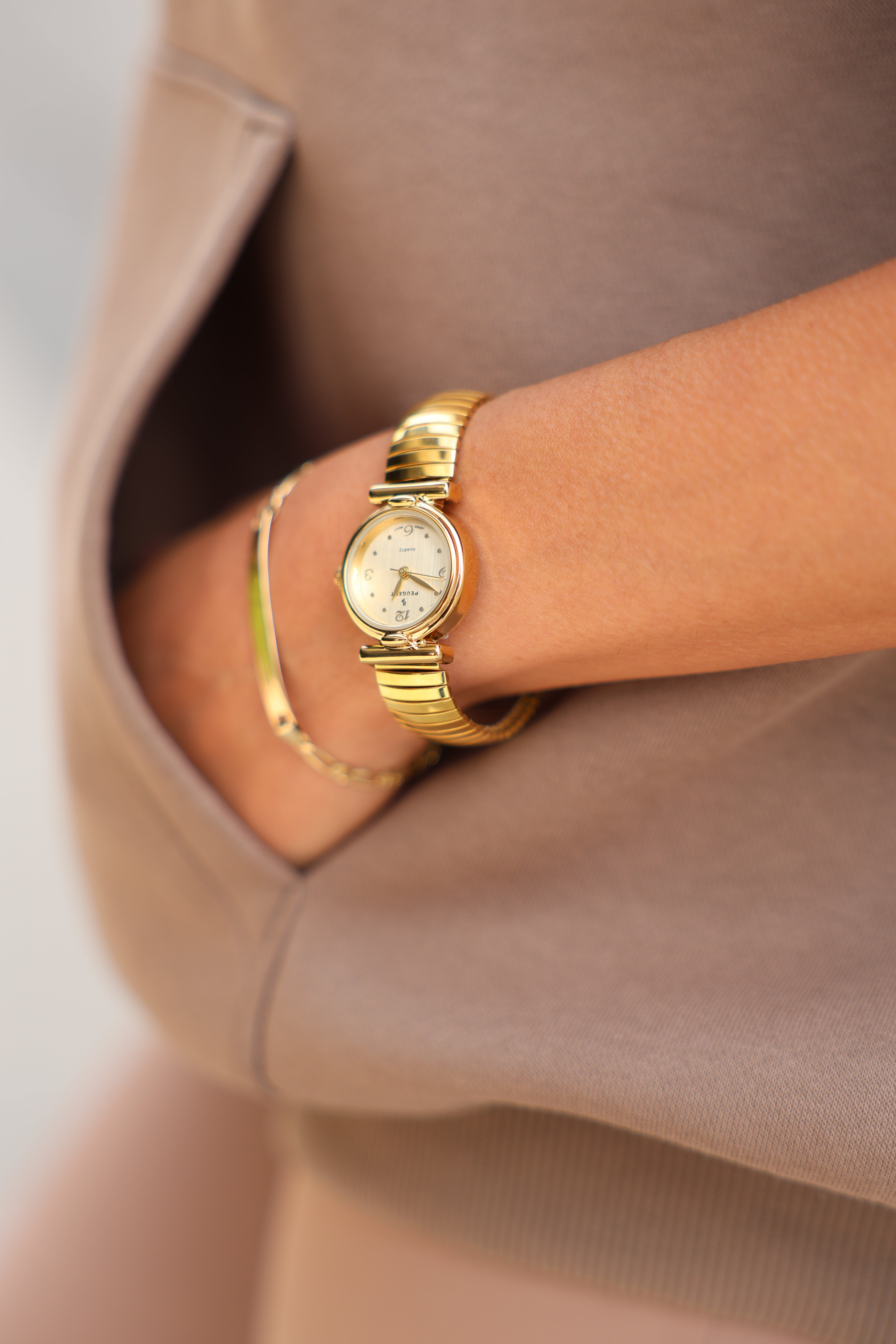 Women's 14K Gold-Plated Round 25mm Easy-Read Expansion Bracelet Watch